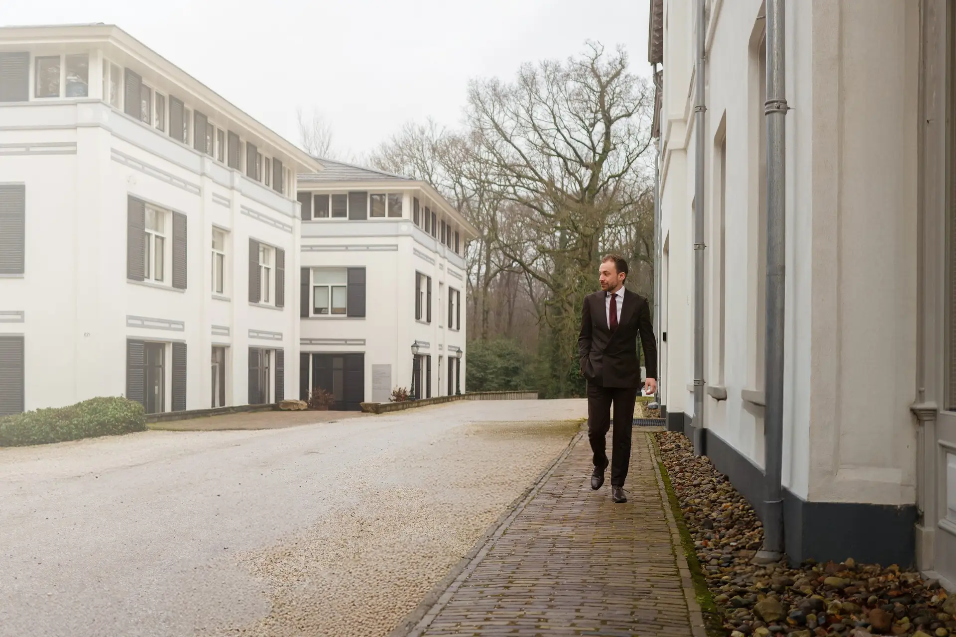 Oprijlaan van het kantoor van HKB Advocaten in Baarn